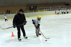 EVZ SPIELER PAUL DI PIETRO MIT ASTHMA KRANKEN KINDERN AM TRAINIEREN. 29.JANUAR 2003 (NEUE ZZ/WERNER SCHELBERT) (Bild: Neue LZ)