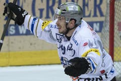 Jubel des Zugers Corsin Casutt zum 3:1. (Bild: Keystone)