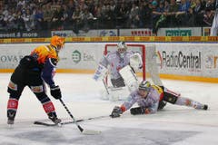 Zugs Damien Brunner (links) erzielt das 4:2 gegen Biels Reto Berra (mitte) und Manuel Gossweiler (rechts). (Bild: Philipp Schmidli / Neue LZ)