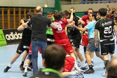 Nach dem Tumult zwischen beiden Teams bekammen diese je eine rote Karte. (Bild: Roger Zbinden)