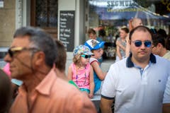 Weltrekordversuch, mit dem Ziel eines Eintrags im Guinessbuch der Rekorde: In Altstätten wird das längste Cordon bleu gemacht (Bild: Urs Bucher)