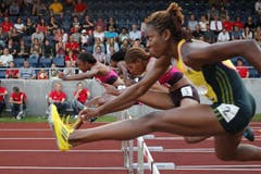Brianna Rollins (links) gewinnt in 12,63 Sekunden das 100m Hürdenrennen der Frauen. (Bild: Philipp Schmidli / Neue LZ)