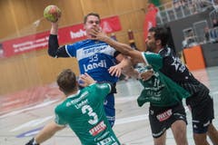 Ob dieser Pass ankommt? HCK-Spieler Peter Schramm wird von den Thunern Luca Linder (links) und Lukas von Deschwanden gestoppt. (Bild: Boris Bürgisser / Neue LZ)