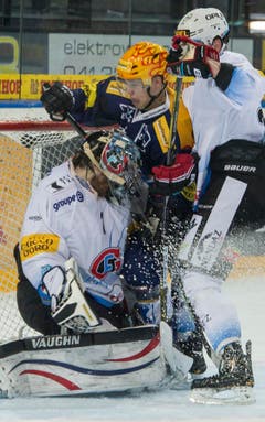 Zugs Reto Suri beschäftigt Goalie Benjamin Conz und Jeremie Kamerzin (Bild: Keystone)