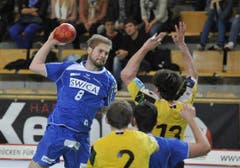 Der Luzerner Daniel Baverud, links, wirft über die St. Galler Abwehr von Alex Usik, rechts, und Martin Engeler. (Bild: Keystone / Regina Kühne)