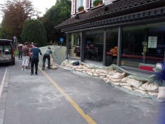 Beim Marzilibad schützen Anwohner eine Bäckerei mit Sandsäcken. (Bild: Jonas Schärer)
