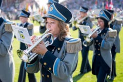 Grosse Töne: Eine Musikgesellschaft bläst den Marsch. (Bild: Keystone / Jean-Christophe Bott)