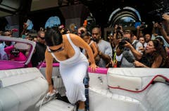 Kim Kardashian besteigt in Kubas Hauptstadt Havanna eine Edelkarosse. (Bild: Keystone)