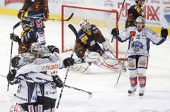 Die Zuger Spieler jubeln nach dem Tor zum 5:5.