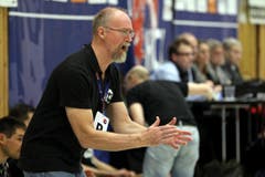Der Krienser Trainer Torben Winther feuert seine Mannschft an. (Bild: Philipp Schmidli / Neue LZ)