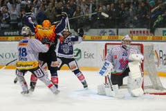 Zugs Damien Brunner (links) und Josh Holden bejubeln das 4:2. Biels Torhüter Reto Berra ist geschlagen. (Bild: Philipp Schmidli / Neue LZ)