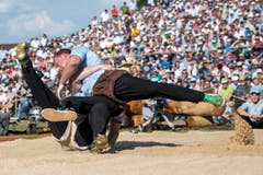 Matthias Sempach, rechts, besiegt im Schlussgang Philipp Laimbacher nach wenigen Sekunden. (Bild: Keystone)