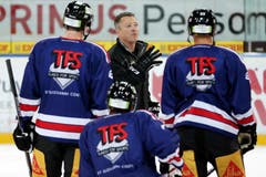 Dario Bürgler, Robin Grossmann und Santeri Alatalo horchen gespannt den Worten von Kreis. (Bild: Philipp Schmidli)