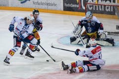 ZSC-Lion Roman Wick (links) vor dem Tor von EVZ-Goalie Tobias Stephan. (Bild: Urs Flueeler / Keystone (Zug, 20. März 2018))