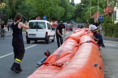 Mitarbeiter der Feuerwehr installieren im Marzili-Quartier Schutzschläuche gegen Hochwasser. (Bild: Keystone / Peter Klaunzer)