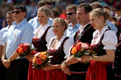 Die Ehrendamen beobachten das Geschehen. (Bild: Philipp Schmidli / Neue LZ)