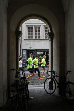 Làufer, Läuferinnen, Publikum – und eine ganze Stadt als Kulisse. (Bild: Philipp Schmidli/LZ)