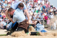 Matthias Sempach, links, schwingt gegen Philipp Laimbacher. (Bild: Keystone)