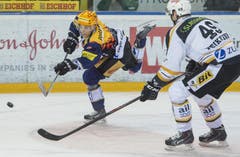 Zugs Reto Suri mit einem Schuss, Luganos Ilkka Heikkinen kommt zu spät. (Bild: Keystone)