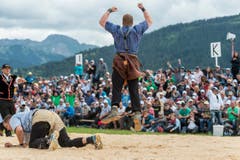 Der Innerschweizer Joel Wicki, Mitte, freut sich in diesem Moment noch zu früh über seinen Sieg gegen seinen Verbandskollegen Adrian Steinauer. (Bild: kEYSTONE / ALESSANDRO DELLA VALLE)