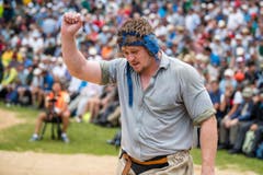 Bernhard Kämpf jubelt nach dem gestellten Schlussgang. (Bild: Philipp Schmidli)