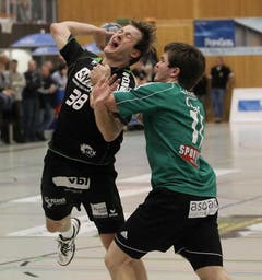 Kriens Thomas Hofstetter (links) gegen Wacker Thuns Roman Caspar. (Bild: Philipp Schmidli/Neue LZ)