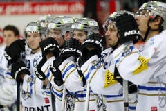 EV Zug Stürmer Dominic Lammer (Mitte) und seine Mitspieler sind sichtlich enttäuscht nach der 3-1 Niederlage im Eishockey-Meisterschaftsspiel der National League A zwischen den Kloten Flyers und dem EV Zug. (Bild: Keystone)