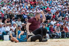 Der Berner Christian Stucki jubelt nach seinem Sieg über den Innerschweizer Beat Kennel. (Bild: kEYSTONE / ALESSANDRO DELLA VALLE)