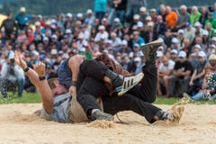 Der Innerschweizer Joel Wicki, oben, drückt seinen Verbandskollegen Adrian Steinauer ins Sägemehl. (Bild: kEYSTONE / ALESSANDRO DELLA VALLE)