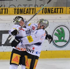 Die Zuger Dominic Lammer (links) und Nolan Diem jubeln nach dem 0:1. (Bild: Keystone)