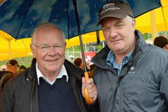 Der Obwaldner alt Ständ erat Hans Hess (links) und Walter von Wyl, OK-Präsident des Brünigschwingets (Bild: Robert Hess)