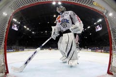 Jussi Markkanen reinigt das Eis vor seinem Tor. (Bild: Keystone)