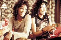 1995 folgte der Film «Waiting to Exhale» zu dem sie mit unter anderem Mary J. Blige und Toni Braxton den Soundtrack aufnahm. Die Single «Exhale» brachte Houston abermals einen Nummer-eins-Hit in den Billboard Charts ein – ihren elften und letzten. (Bild: Imago)
