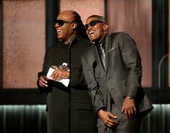 Stevie Wonder (links) and Schauspieler Jamie Foxx. (Bild: Keystone)