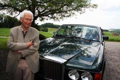 Walter Roderer mit seinem Bentley. (Bild: Archiv Neue LZ)
