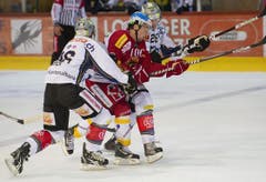 Die Zuger Andreas Furrer (links) und Patrick Oppliger bremsen den Tigers-Spieler Pascal Pelletier. (Bild: Keystone)