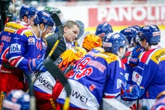 Sean Simpson, Cheftrainer der Kloten Flyers, nimmt ein Timeout. (Bild: Keystone / Patrick B. Krämer)
