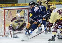 Die Zuger Alessandro Chiesa und Corsin Casutt in der Servette-Abwehr. (Bild: Keystone)