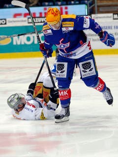 Kloten Flyers Stuermer Matthias Bieber, rechts, gegen EV Zug Stuermer Dominic Lammer waehrend dem Eishockey-Meisterschaftsspiel der National League A zwischen den Kloten Flyers und dem EV Zug am Freitag, 31. Oktober 2014, in der Kolping Arena in Kloten. (PHOTOPRESS/Patrick B. Kraemer) (Bild: PATRICK B. KRAEMER)