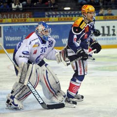 ZSC-Torhüter Lukas Flüeler und EVZ-Topskorer Damien Brunner. (Bild: Keystone)