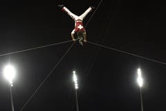 Atemberaubend bewegt sich Freddy Nock auf seinem Hochseil im Zürcher Letzigrund Stadion. (Bild: Keystone)