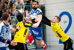 HCK-Topskorer Vukasin Stojanovic wird von zwei St. Gallern gebremst. (Bild: Eveline Beerkircher / Neue LZ)