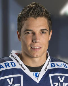 Reto Suri, Note 4.5 Kann mehr, für seine Einsatzzeit in der Qualifikation zu wenig produktiv. Knackt er 2014/15 die 40-Punkte-Marke? Statistik: Quali: 48 Spiele, 12 Tore/24 Assists, 30 PIM, Plus-4-Bilanz. P-Runde: 6 Spiele, 7 Tore/ 5 Assists, keine PIM, Plus-6-Bilanz. (Bild: PD)