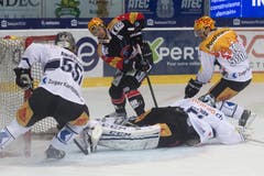 Fribourgs Topscorer Julien Sprunger (Mitte) im Kampf um den Puck gegen Zugs Calle Andersson, Goalie Tobias Stephan, Daniel Sondell (von links). (Bild: Keystone)