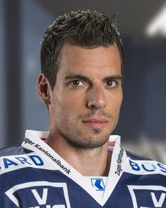 Patrick Fischer, Note 3.5 Tritt zurück. In seiner letzten Saison stets bemüht, aber im Zweikampf meist zu zögerlich und oft einen Schritt zu spät. Statistik: Quali: 42 Spiele, 2 Tore/2 Assists, 24 PIM, Minus-6-Bilanz. P-Runde: 6 Spiele, kein Tor/ kein Assist, keine PIM, ausgeglichene Bilanz. (Bild: PD)