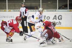 Zugs Reto Suri umspielt Torhüter Remo Oehninger. (Bild: Keystone)
