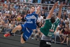 Der Krienser Peter Schramm (links) springt höher als der Thuner Roman Caspar. (Bild: Boris Bürgisser / Neue LZ)