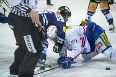 Rob Schremp vom EV Zug, oben, gegen Romano Lemm von den Kloten Flyers. (Bild: Keystone)