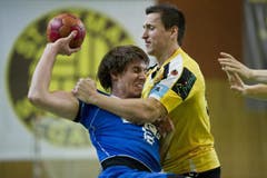 HCK-Spieler David Nyffenegger versucht sich gegen Nejc Hojc durchzusetzen. (Bild: Keystone)