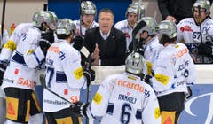 Der Zuger Trainer Harold Kreis erklärt während eines Timeouts seine Strategie den Spielern. (Bild: Keystone)